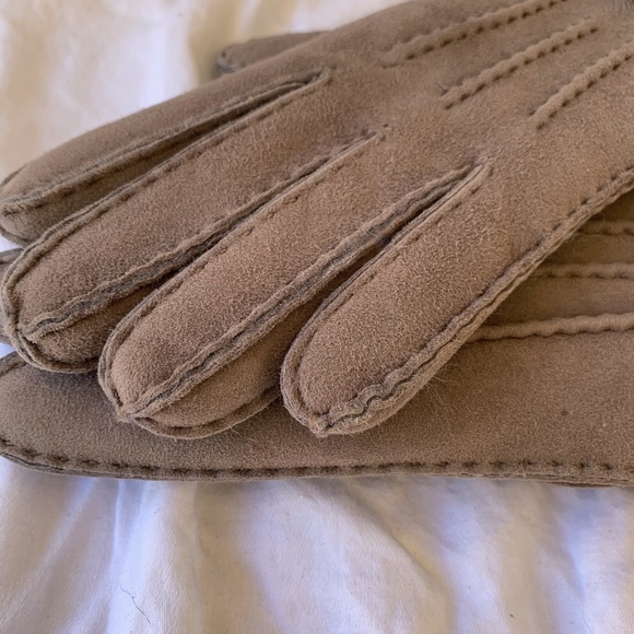 NWT Never used. UGG TOSCANA 3 POINT SHEARLING GLOVES WOMENS SMALL NWT - Picture 5 of 6
